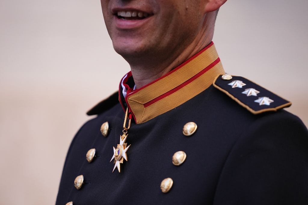 Captain Lorenz Keusch poses for reporters during the presentation of the Swiss Guard Mezza-Gala uniform in the Swiss Guard Barracks at the Vatican, Thursday, Oct. 2, 2025. (AP Photo/Alessandra Tarantino)
