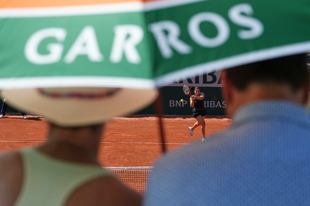 Emma Navarro of the U.S. returns to Iva Jovic of the U.S. during their second round women's singles tennis match at the French Open tennis tournament in Paris, Thursday, May 28, 2026. (AP Photo/Aurelien Morissard)
