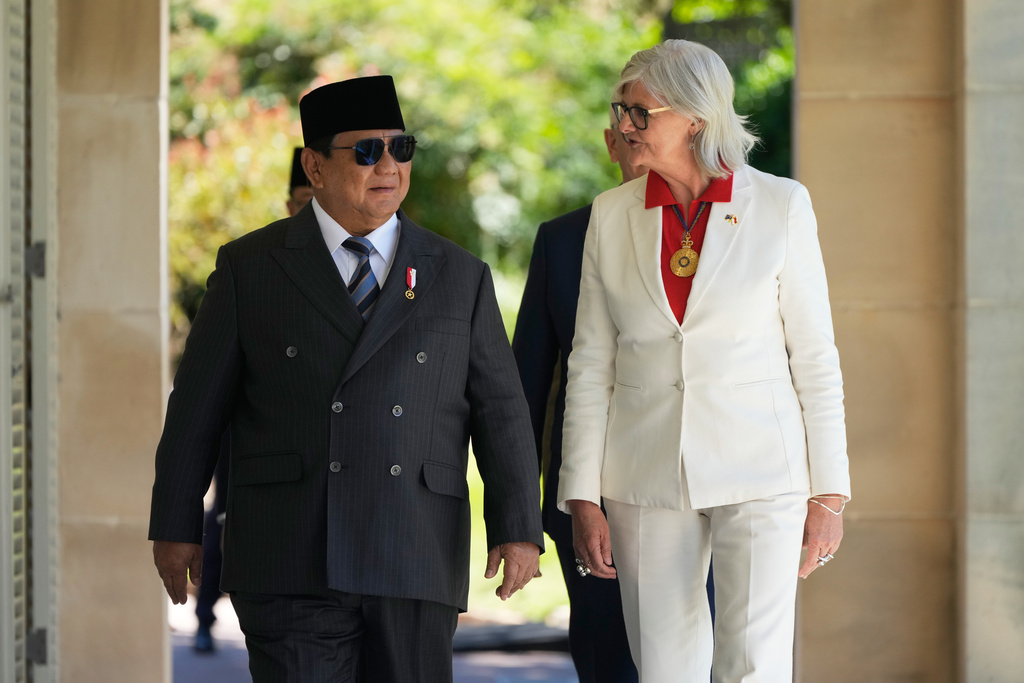 Indonesia's President Prabowo Subianto, left, walks with Australia's Governor-General Sam Mostyn as they arrive at Admiralty House in Sydney, Australia, Wednesday, Nov. 12, 2025. (AP Photo/Rick Rycroft, Pool)