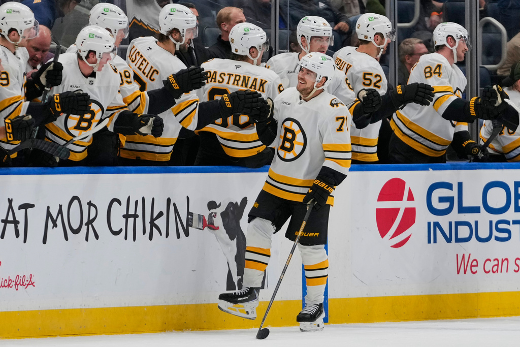 Boston Bruins' Viktor Arvidsson (71) celebrates with teammates after scoring a goal during the second period of an NHL hockey game against the New York Islanders Tuesday, Nov. 4, 2025, at UBS Arena in Elmont, N.Y. (AP Photo/Frank Franklin II)