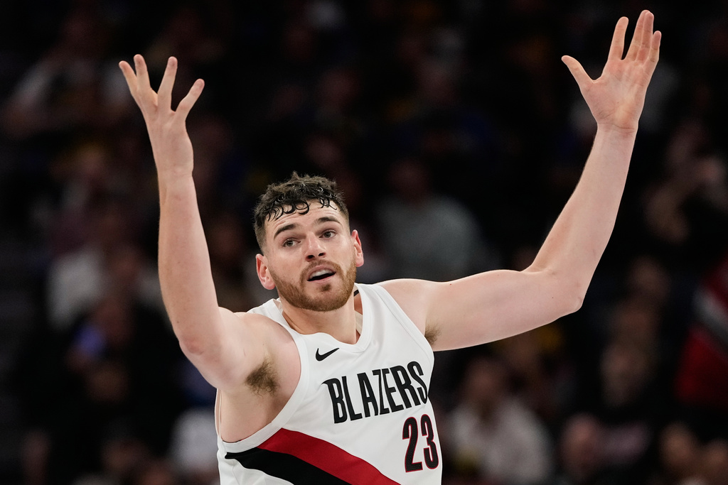 Portland Trail Blazers center Donovan Clingan reacts after making a 3-point basket during the second half of an NBA Cup basketball game against the Golden State Warriors, Friday, Nov. 21, 2025, in San Francisco. (AP Photo/Godofredo A. Vásquez)