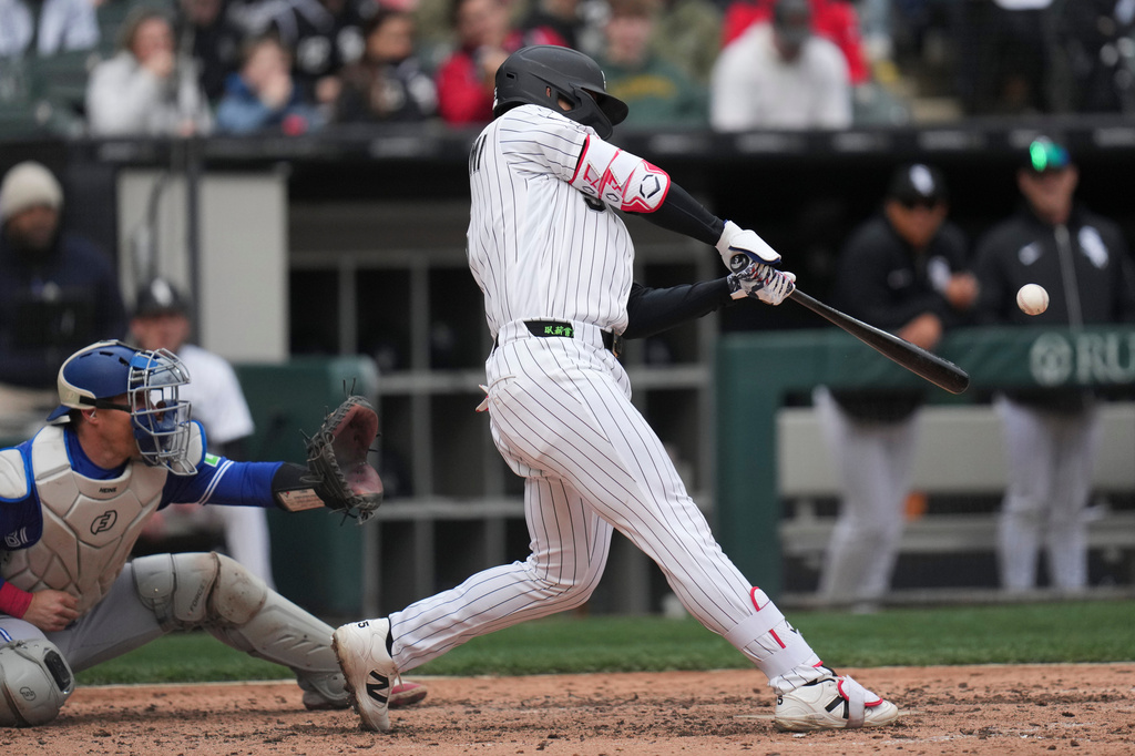 Chicago White Sox's Munetaka Murakami (5) hits a two-run home run during the sixth inning of a baseball game against the Toronto Blue Jays, Saturday, April 4, 2026, in Chicago. (AP Photo/Erin Hooley)