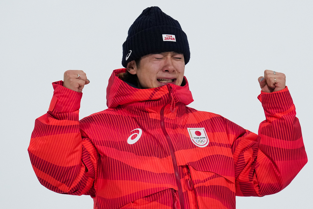 Gold medalist Japan's Yuto Totsuka reacts after winning the men's snowboarding halfpipe finals at the 2026 Winter Olympics, in Livigno, Italy, Friday, Feb. 13, 2026. (AP Photo/Gregory Bull)