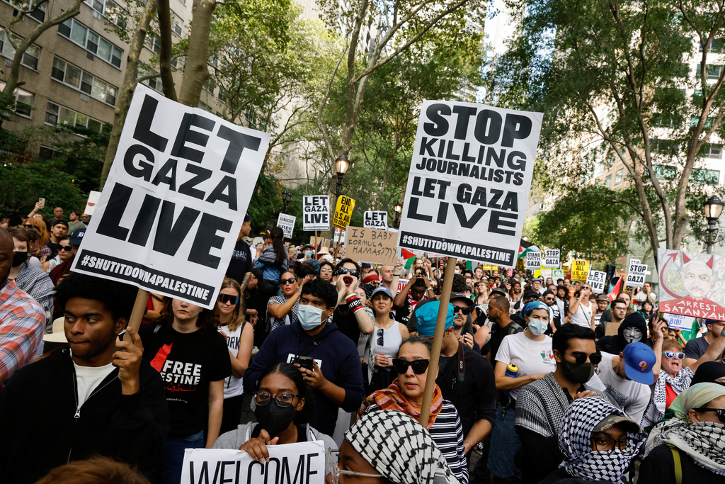 People protest at Dag Hammarskjold Plaza during a pro-Palestinian demonstration, Friday, Sept. 26, 2025, in New York. (AP Photo/Stefan Jeremiah)