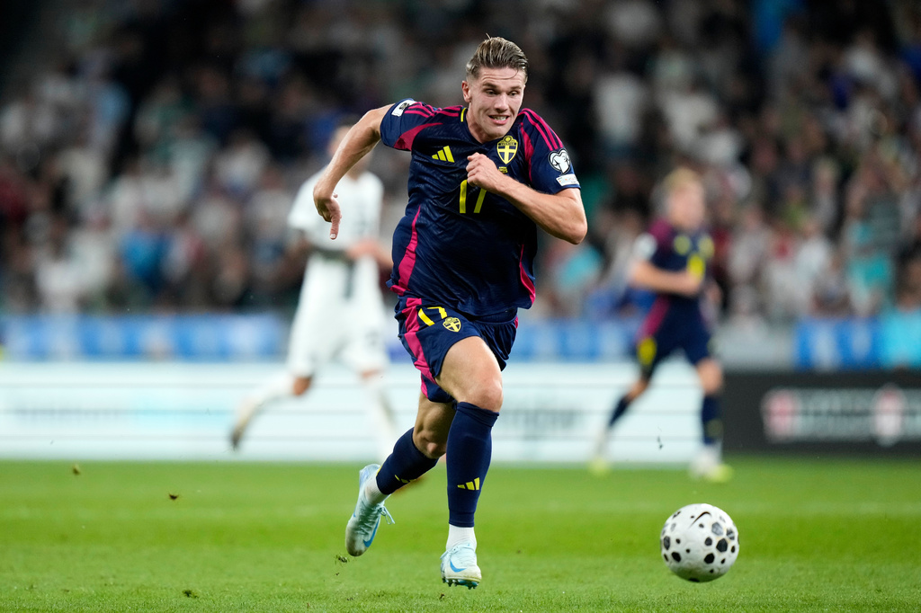 FILE - Sweden's Viktor Gyokeres dribbles during the World Cup qualifying soccer match between Slovenia and Sweden at the Stozice stadium in Ljubljana, Slovenia, Saturday, Sept. 6, 2025. (AP Photo/Darko Bandic, File)