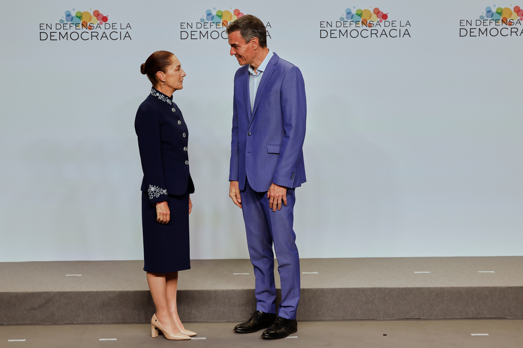 Spain's Prime Minister Pedro Sanchez, right, talks with Mexican President Claudia Sheinbaum, at the Meeting in Defence of Democracy summit, in Barcelona, Spain, Saturday, April 18, 2026. (AP Photo/Joan Monfort)