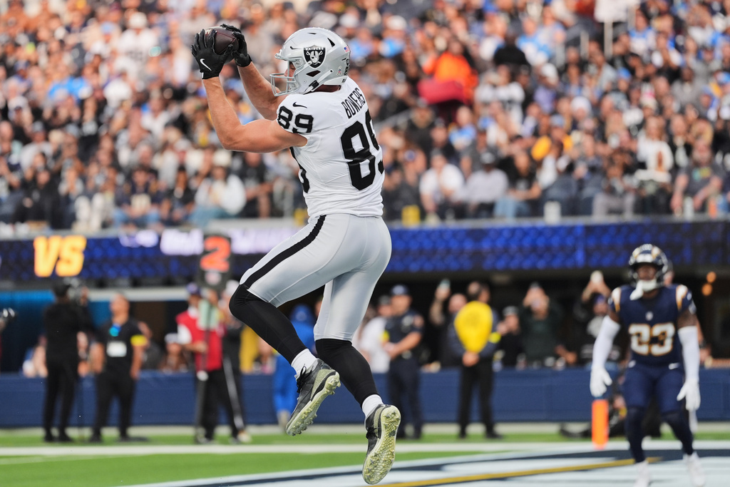 Las Vegas Raiders tight end Brock Bowers (89) catches a touchdown during the first half of an NFL football game against the Los Angeles Chargers, Sunday, Nov. 30, 2025, in Inglewood, Calif. (AP Photo/Jae C. Hong)