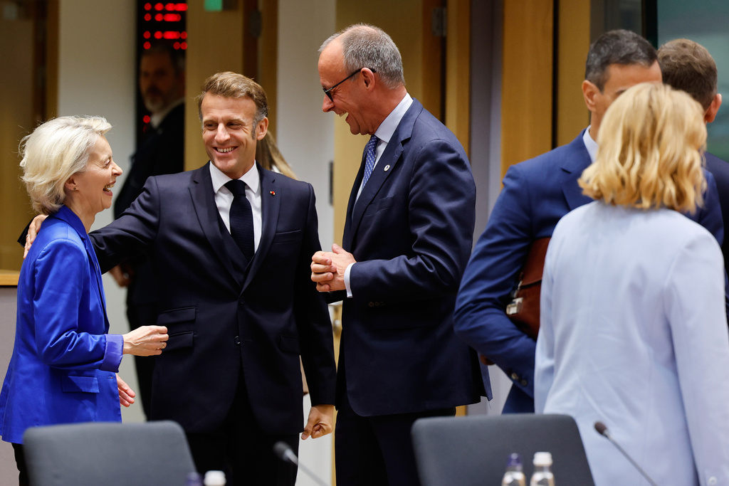 Germany's Chancellor Friedrich Merz, center, speaks with French President Emmanuel Macron, second left, and European Commission President Ursula von der Leyen, left, during a round table meeting at an EU Summit in Brussels, Thursday, Oct. 23, 2025. (AP Photo/Geert Vanden Wijngaert)
