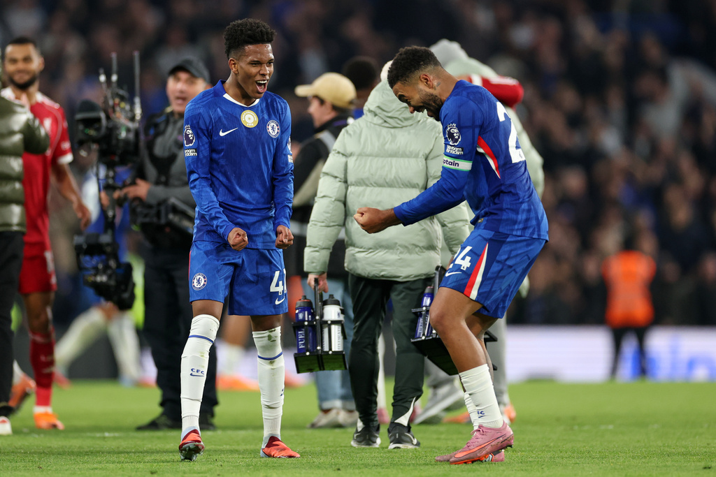Chelsea's Estevao, left, celebrates with Reece James after the English Premier League soccer match between Chelsea and Liverpool at Stamford Bridge in London, Saturday, Oct. 4, 2025. (AP Photo/Ian Walton)