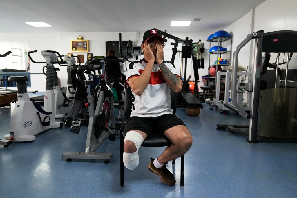 Soldier Luis Miguel Lopez, who was wounded by a land mine and who was comforted by emotional support dogs, attends therapy at the military hospital in Bogota, Colombia, Thursday, Oct. 2, 2025. (AP Photo/Fernando Vergara)