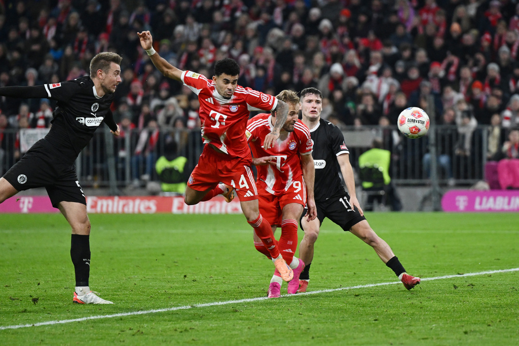 Bayern Munich's Luis Díaz, center, scores during the Bundesliga soccer match between Bayern Munich and FC St. Pauli in Munich, Germany, Saturday Nov. 29, 2025. (Sven Hoppe/dpa via AP)