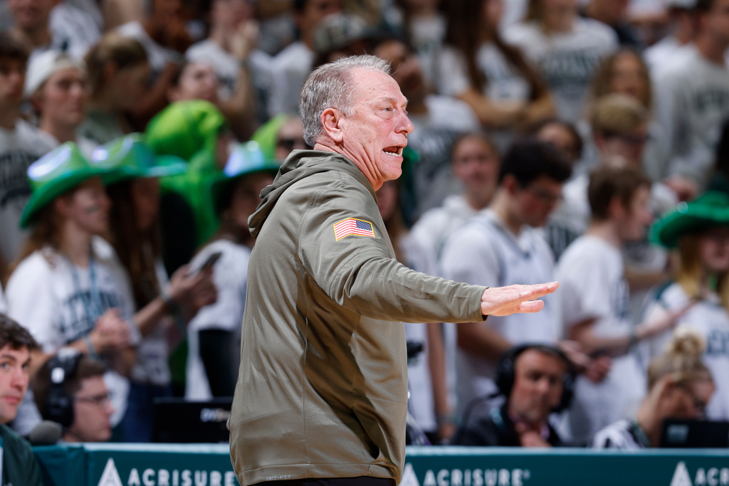 Michigan State coach Tom Izzo gives instructions during the first half of an NCAA college basketball game against San Jose State, Thursday, Nov. 13, 2025, in East Lansing, Mich. (AP Photo/Al Goldis)