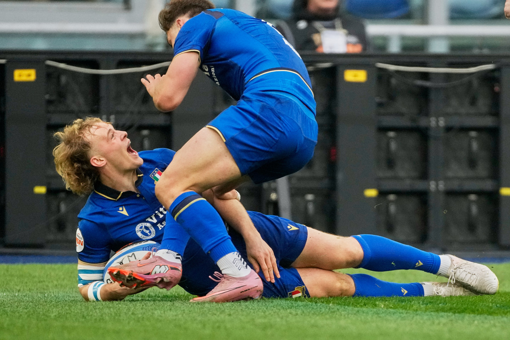 Italy's Louis Lynagh rejoices with teammate Leonardo Marin, right, after scoring a try during the Six Nations rugby match between Italy and Scotland at Rome's Olympic Stadium, Saturday, Feb. 7, 2026. (AP Photo/Gregorio Borgia)