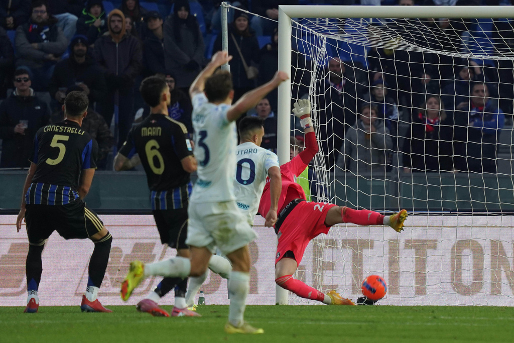 Inter's Lautaro Martinez scores a goal during the Italian Serie A soccer match between Pisa and Inter in Pisa, Italy, Sunday, Nov. 30, 2025. (Alessandro La Rocca/LaPresse via AP)