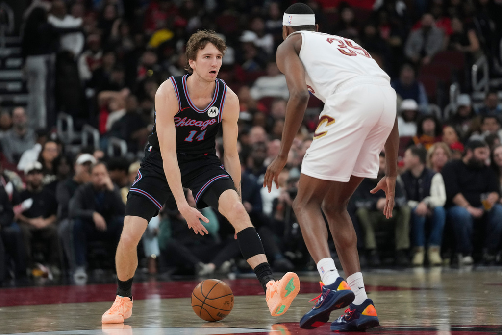 Chicago Bulls forward Matas Buzelis (14), left, handles the ball as Cleveland Cavaliers forward Nae'qwan Tomlin (35) defends during the first half of an NBA basketball game Thursday, March 19, 2026, in Chicago. (AP Photo/Erin Hooley)