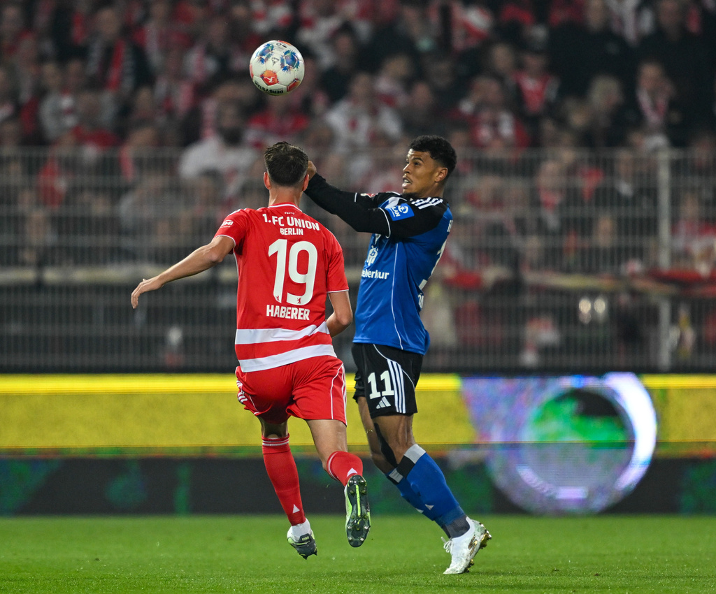 Berlin's Janik Haberer, left, and Hamburger's Ransford Königsdörffer in action during the Bundesliga soccer match between FC Union Berlin and Hamburger SV in Berlin, Sunday Sept. 28, 2025. (Soeren Stache/dpa via AP)