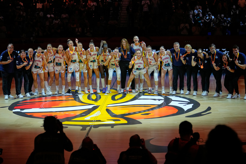 Spanish team poses with medals aafter the Women's Basketball World Cup third-place match between the Germany and Spain in Berlin, Sunday, Sept. 13, 2026. (AP Photo/Ebrahim Noroozi)