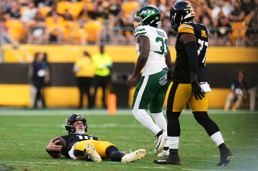 Pittsburgh Steelers quarterback Will Howard, left, reacts after being sacked by New York Jets linebacker David Bailey (31) during the first half of an NFL preseason football game, Friday, Aug. 21, 2026, in Pittsburgh. (AP Photo/Gene J. Puskar)
