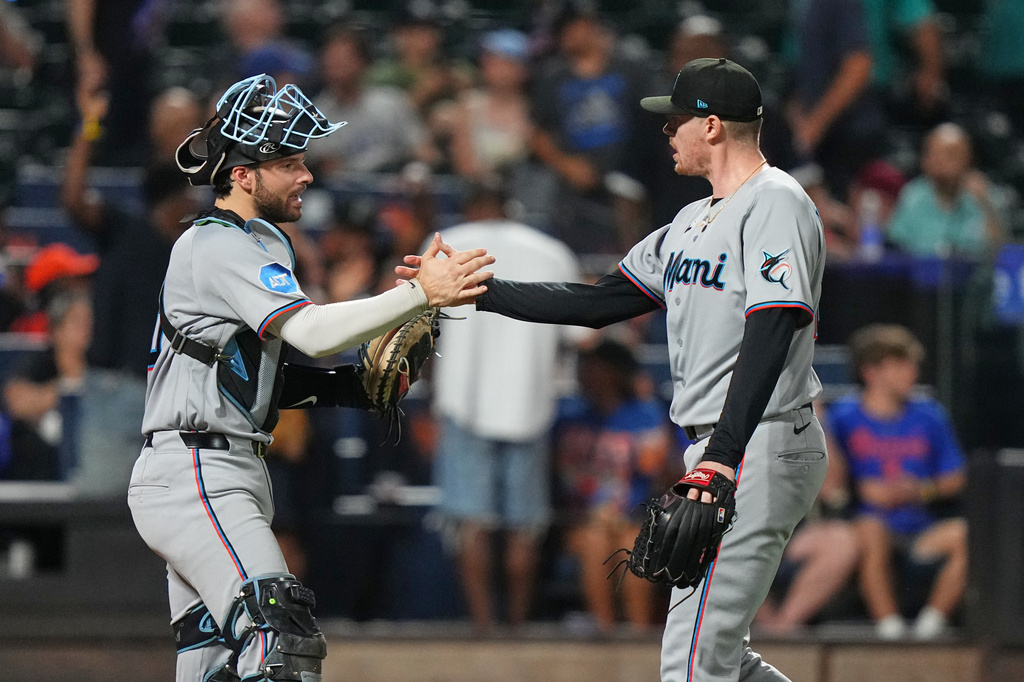 Miami Marlins pitcher Pete Fairbanks, right, celebrates with catcher Joe Mack after a baseball game against the New York Mets Friday, July 31, 2026, in New York. (AP Photo/Frank Franklin II)