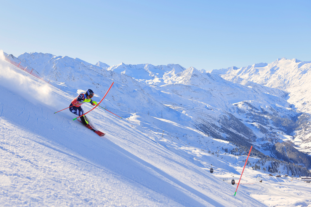 United States' Mikaela Shiffrin competes in an alpine ski, women's World Cup slalom, in Gurgl, Austria, Sunday, Nov. 23, 2025. (AP Photo/Giovanni Maria Pizzato)