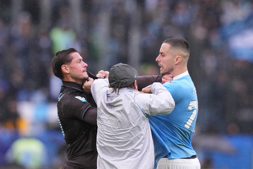 Napoli's Pasquale Mazzocchi, right, and Lazio's Adam Marusic are separated by Napoli's head coach Antonio Conte during the Italian Serie A soccer match between SS Lazio and SSC Napoli in Rome, Sunday, Jan. 4, 2026. (Alfredo Falcone/LaPresse via AP)
