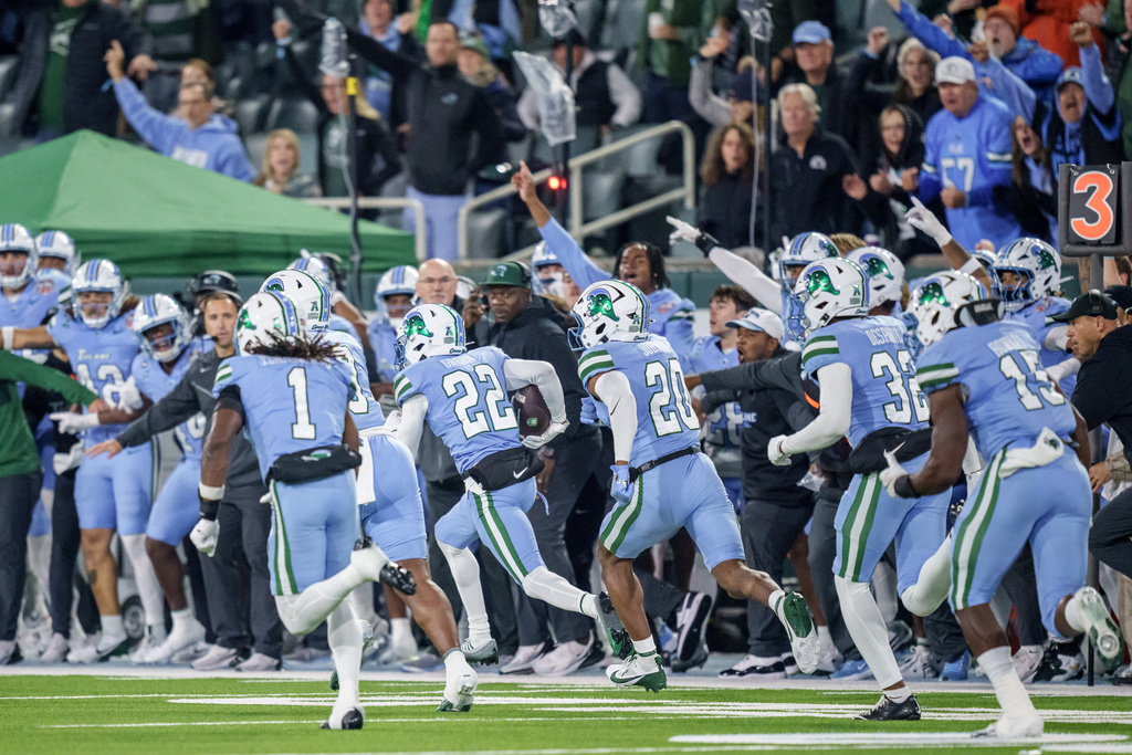 Tulane cornerback LJ Green (22) runs back a fumble during the first half of the American Conference championship NCAA college football game against North Texas in New Orleans, Friday, Dec. 5, 2025. (AP Photo/Matthew Hinton)