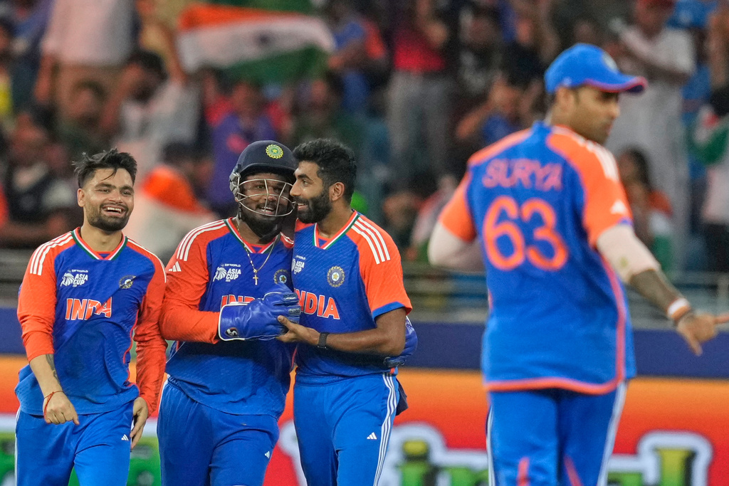 Indian players celebrate the wicket of Pakistan's captain Salman Agha during the Asia Cup cricket final between India and Pakistan at Dubai International Cricket Stadium, United Arab Emirates, Sunday, Sept. 28, 2025. (AP Photo/Altaf Qadri)