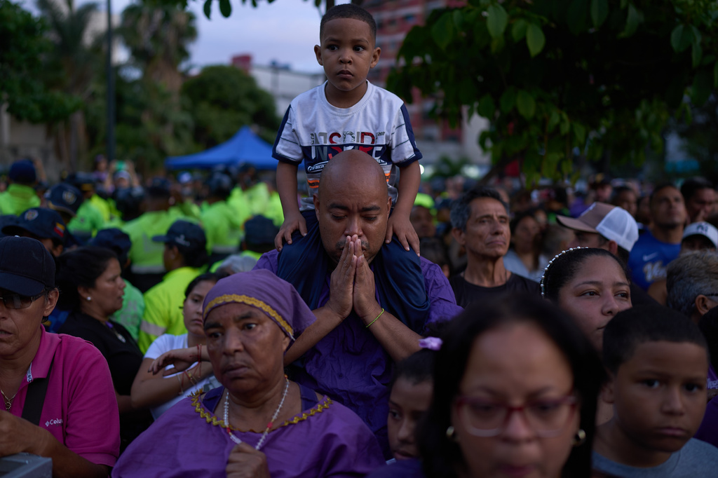 Parishioners pray in a Mass during a Nazarene of Saint Paul procession honoring Jesus Christ during Holy Week in Caracas, Venezuela, Wednesday, April 1, 2026. (AP Photo/Ariana Cubillos)