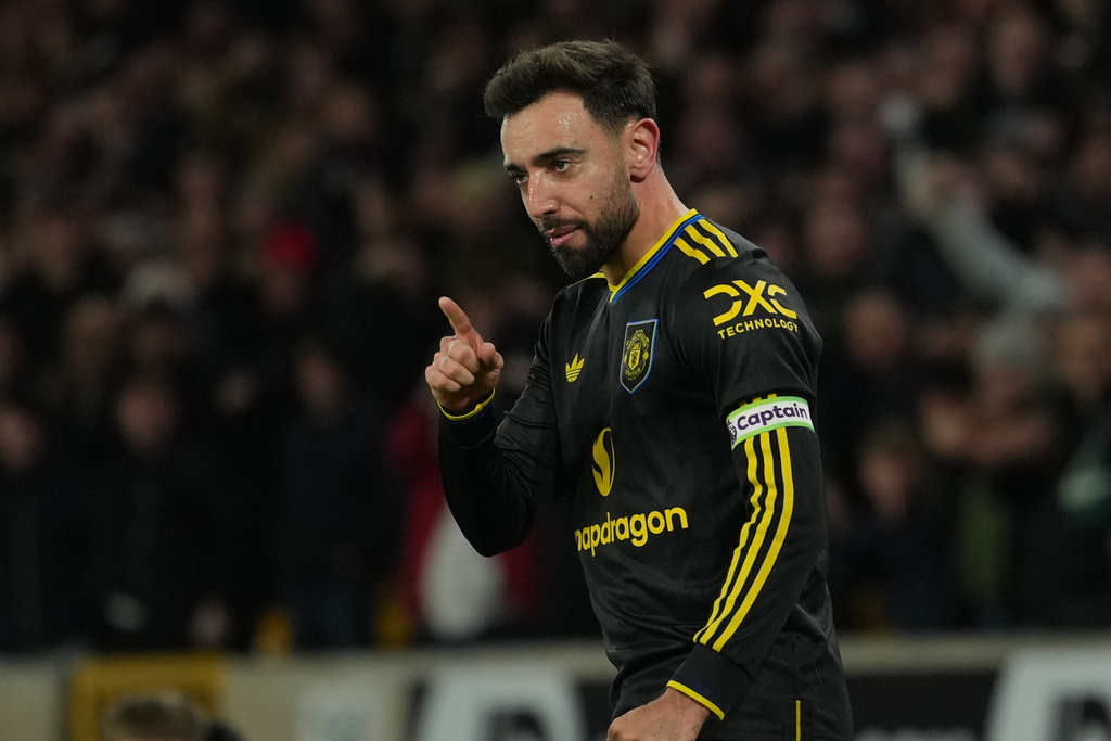 Manchester United's Bruno Fernandes celebrates after scoring during the Premier League soccer match between Wolverhampton Wandere and Manchester United in Wolverhampton, England Monday, Dec. 8, 2025. (AP Photo/Dave Shopland)