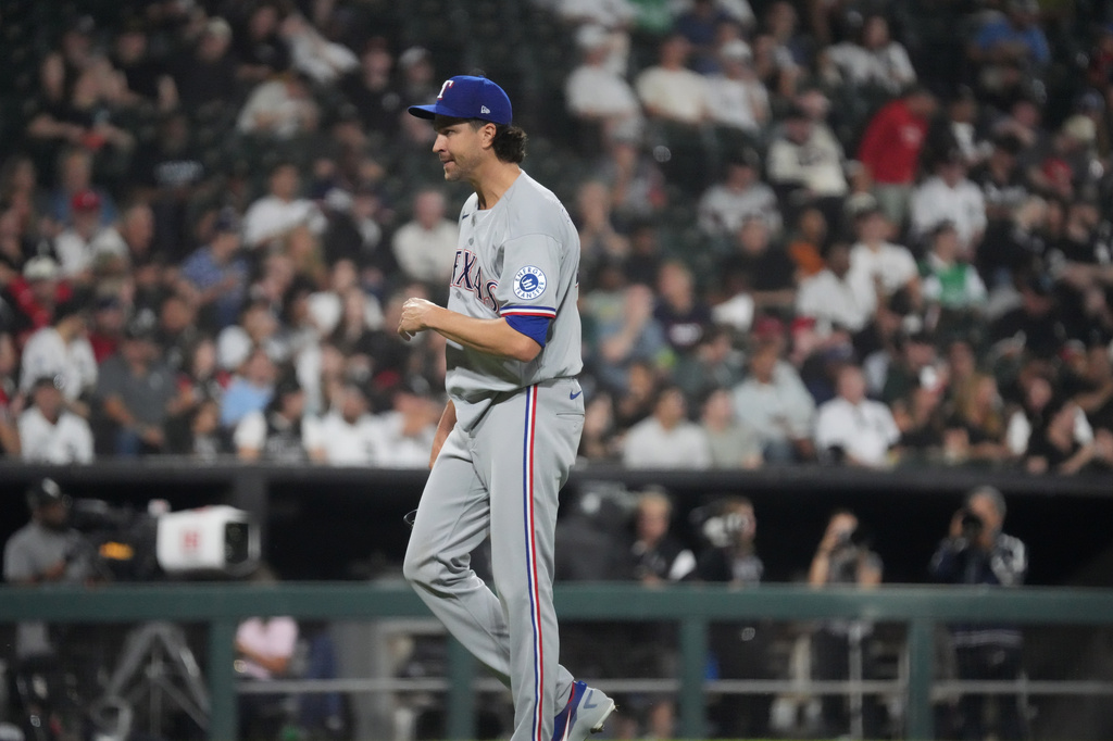 Texas Rangers pitcher Jacob Degrom leaves the game against the Chicago White Sox during the fourth inning of a baseball game Tuesday, Aug. 25, 2026, in Chicago. (AP Photo/David Banks)
