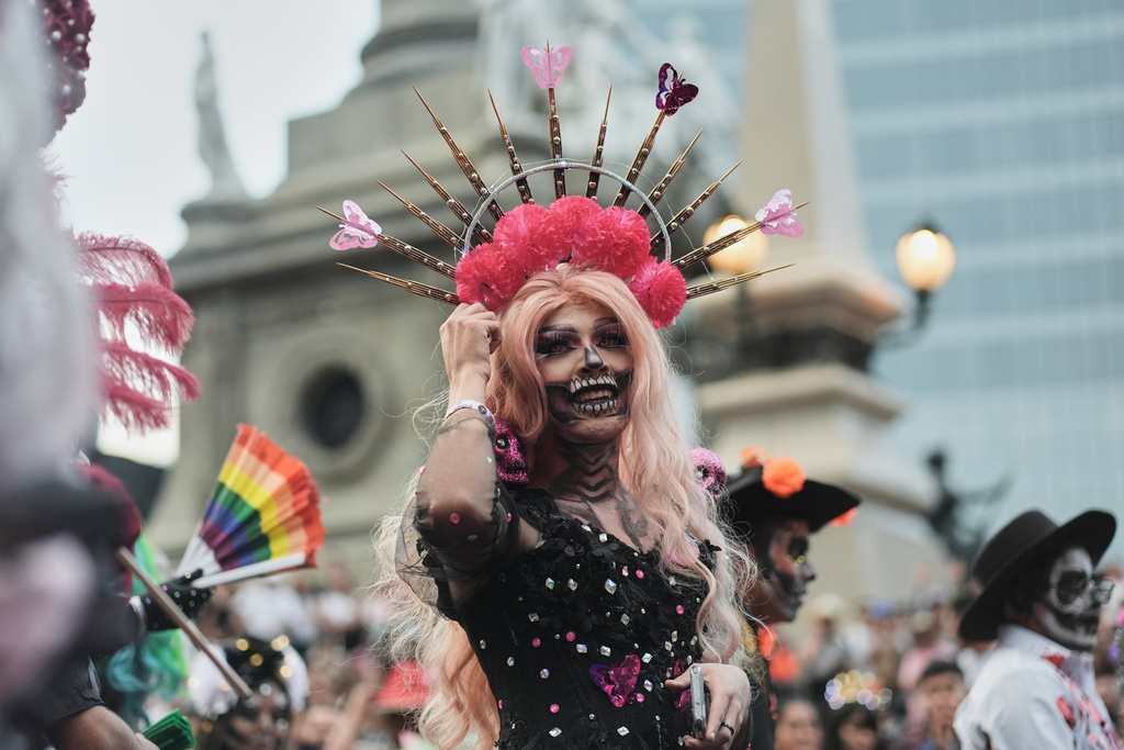 Drag artist Santiago Mercado takes part in the annual Day of the Dead Catrina parade in Mexico City, Sunday, Oct. 26, 2025. (AP Photo/Claudia Rosel)