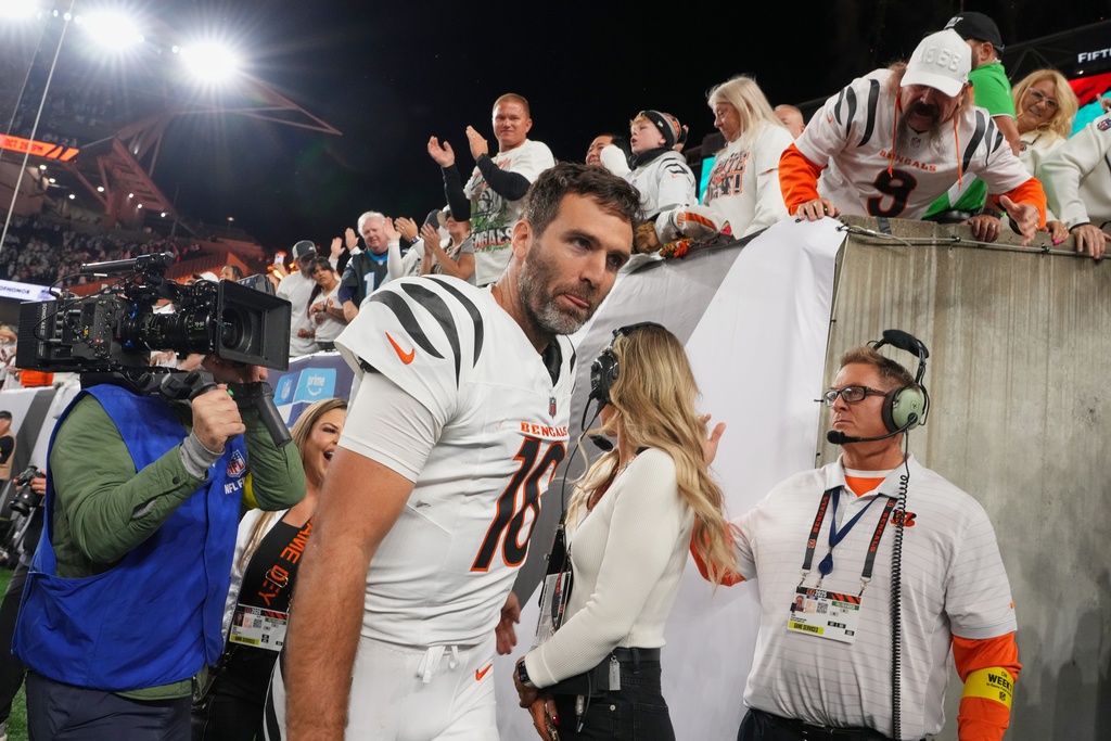 Cincinnati Bengals quarterback Joe Flacco leaves the field following an NFL football game against the Pittsburgh Steelers in Cincinnati Thursday, Oct. 16, 2025. (AP Photo/Jeff Dean)