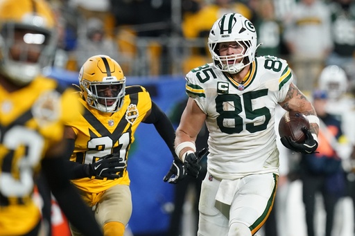 Green Bay Packers' Tucker Kraft runs for a touchdown after catching a pass during the second half of an NFL football game against the Pittsburgh Steelers Sunday, Oct. 26, 2025, in Pittsburgh. (AP Photo/Matt Freed) Green Bay Packers' Tucker Kraft runs for a touchdown after catching a pass during the second half of an NFL football game against the Pittsburgh Steelers Sunday, Oct. 26, 2025, in Pittsburgh. (AP Photo/Matt Freed)