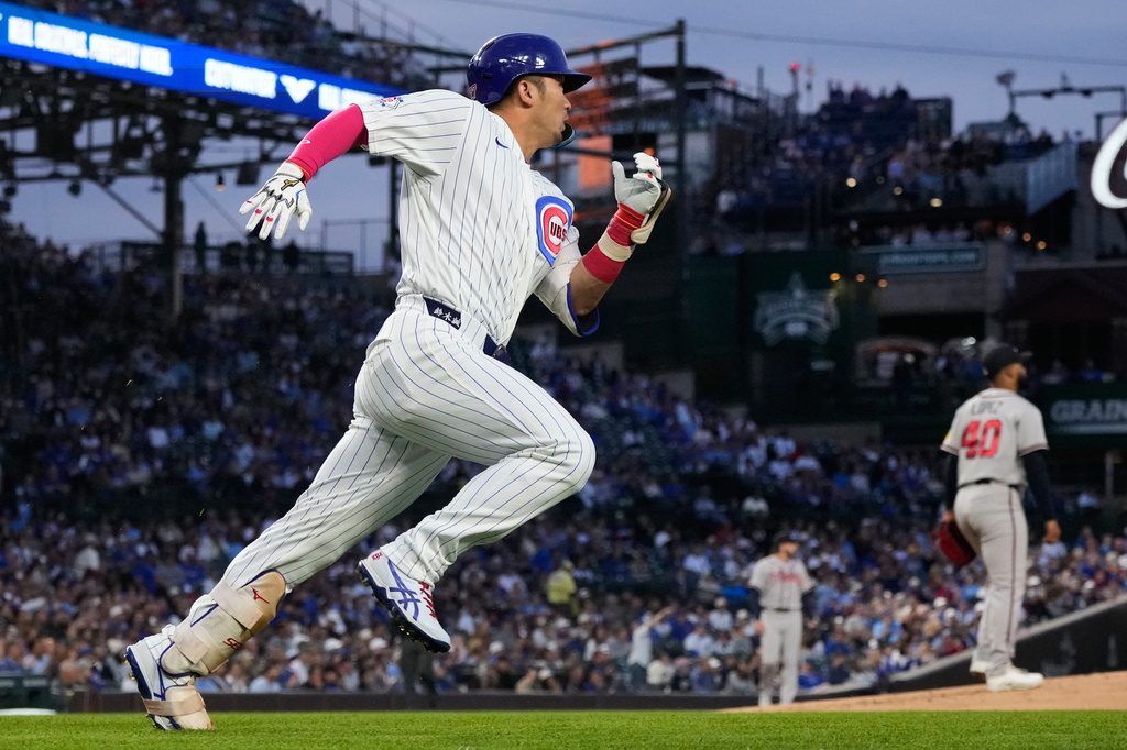 Chicago Cubs' Seiya Suzuki, left, of Japan, runs after hitting a single during the first inning of a baseball game against the Atlanta Braves in Chicago, Monday, Sept. 14, 2026. (AP Photo/Nam Y. Huh)