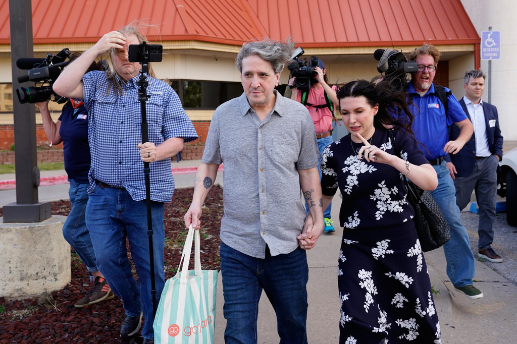 Former death row prisoner Richard Glossip, center, exits a detention facility alongside his wife Lea Glossip after being granted bond while awaiting retrial Thursday, May 14, 2026, in Oklahoma City. (AP Photo/Nick Oxford)