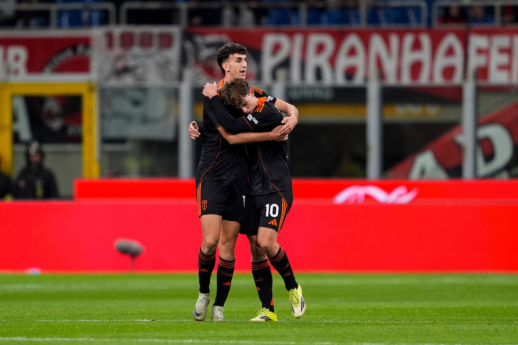 Como's Nico Paz (10) celebrates after scoring a goal against AC Milan during the Serie A soccer match, Wednesday, Feb., 18 2026, in Milan, Italy. (Fabio Ferrari/LaPresse via AP)