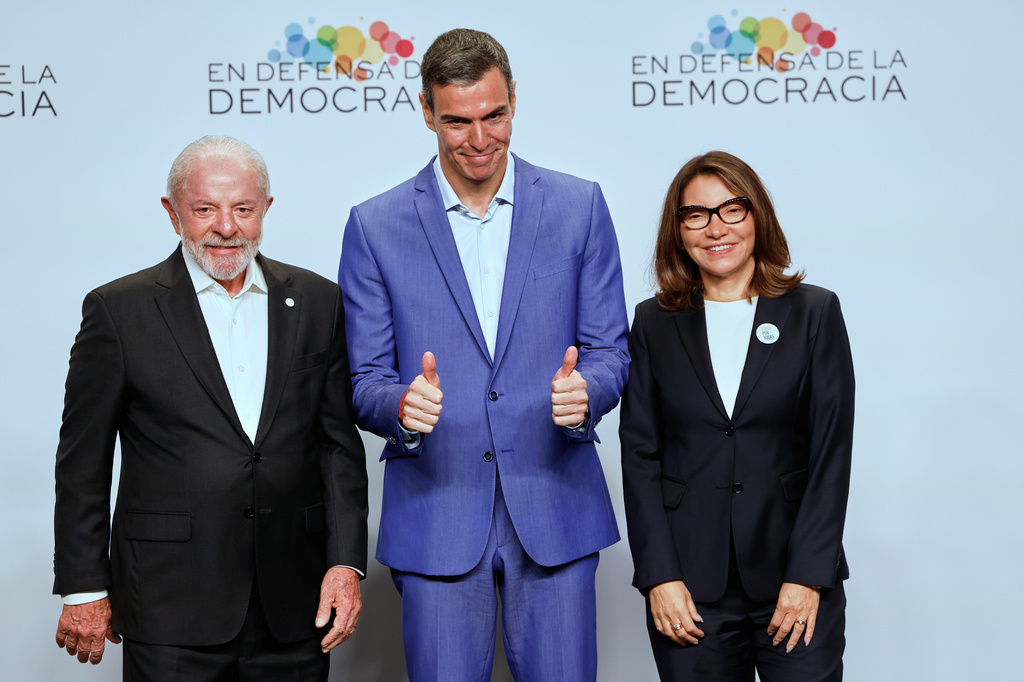 Spain's Prime Minister Pedro Sanchez, center, poses for a photo next to Brazil's President Luiz Inacio Lula da Silva, left, and his wife wife Rosangela Lula da Silva, at the Meeting in Defence of Democracy summit, in Barcelona, Spain, Saturday, April 18, 2026. (AP Photo/Joan Monfort)