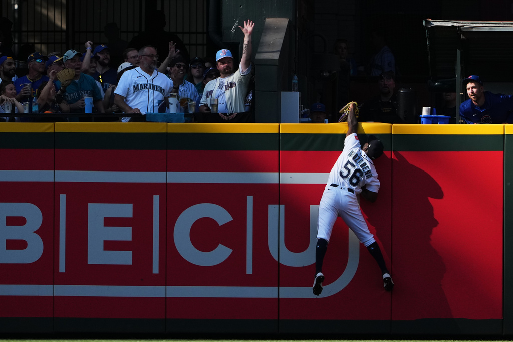 Seattle Mariners left fielder Randy Arozarena jumps to catch a long fly ball from Chicago Cubs' Miguel Amaya during the third inning of a baseball game, Saturday, Aug. 22, 2026, in Seattle. (AP Photo/Lindsey Wasson)