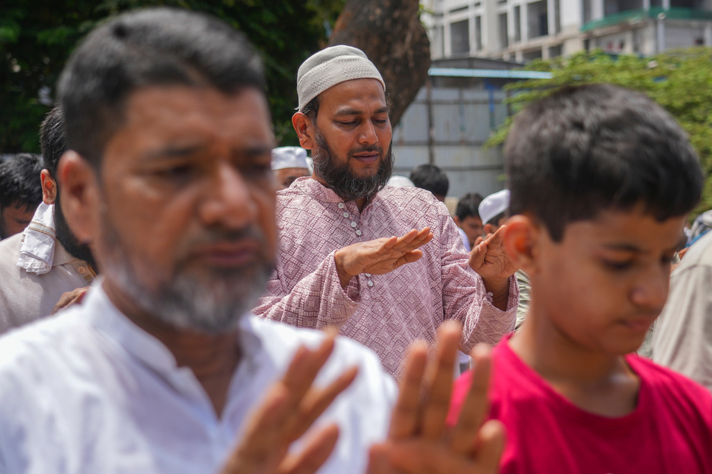 Indian Muslims offer "Namaz-e-Istasqa" a special prayer for rains in Mumbai, India, Sunday, June 21, 2026. (AP Photo/Rafiq Maqbool)