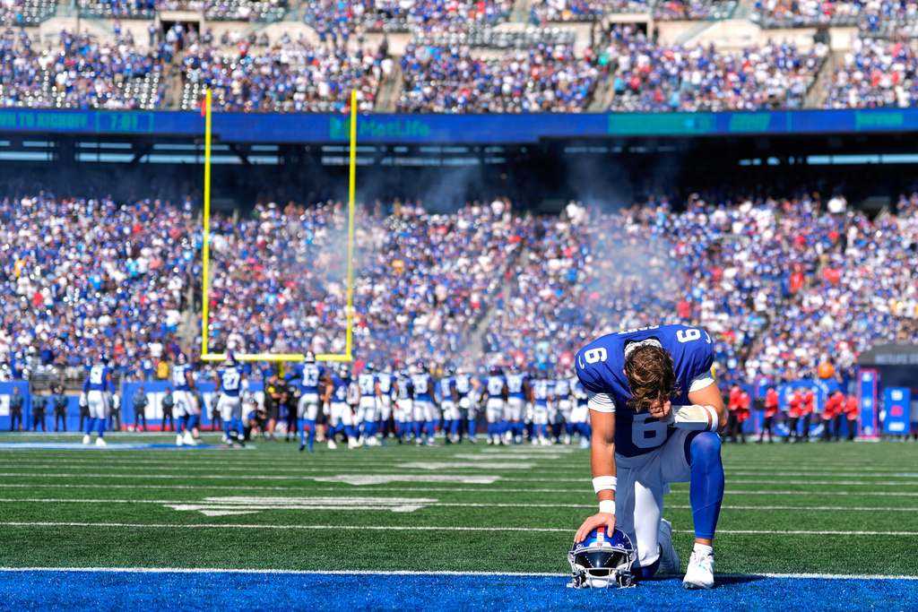 New York Giants quarterback Jaxson Dart (6) prays in the end zone before playing against the Los Angeles Chargers in an NFL football game, Sunday, Sept. 28, 2025, in East Rutherford, N.J. (AP Photo/Yuki Iwamura)