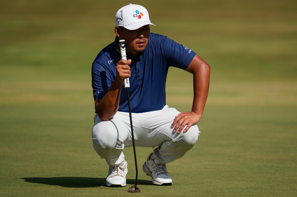 Si Woo Kim, of South Korea, lines up a putt on the 18th green during the final round of the St. Jude Championship golf tournament, Sunday, Aug. 16, 2026, in Memphis, Tenn. (AP Photo/George Walker IV)