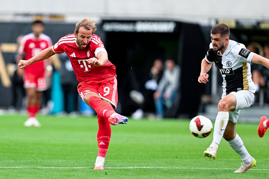 Elversberg's Lukasz Poreba, right, and Munich's Harry Kane left, challenge for the ball during the German Bundesliga soccer match between SV Elversberg and FC Bayern Munich in Elversberg, Germany, Sunday, Sept. 13, 2026. (Uwe Anspach/dpa via AP)