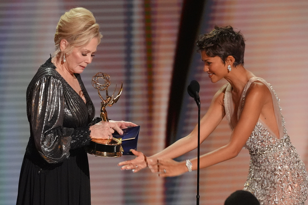 Zendaya, right, presents the award for outstanding lead actress in comedy series to Jean Smart, left, for "Hacks" during the 78th Emmy Awards on Monday, Sept. 14, 2026, at the Peacock Theater in Los Angeles. (AP Photo/Chris Pizzello)