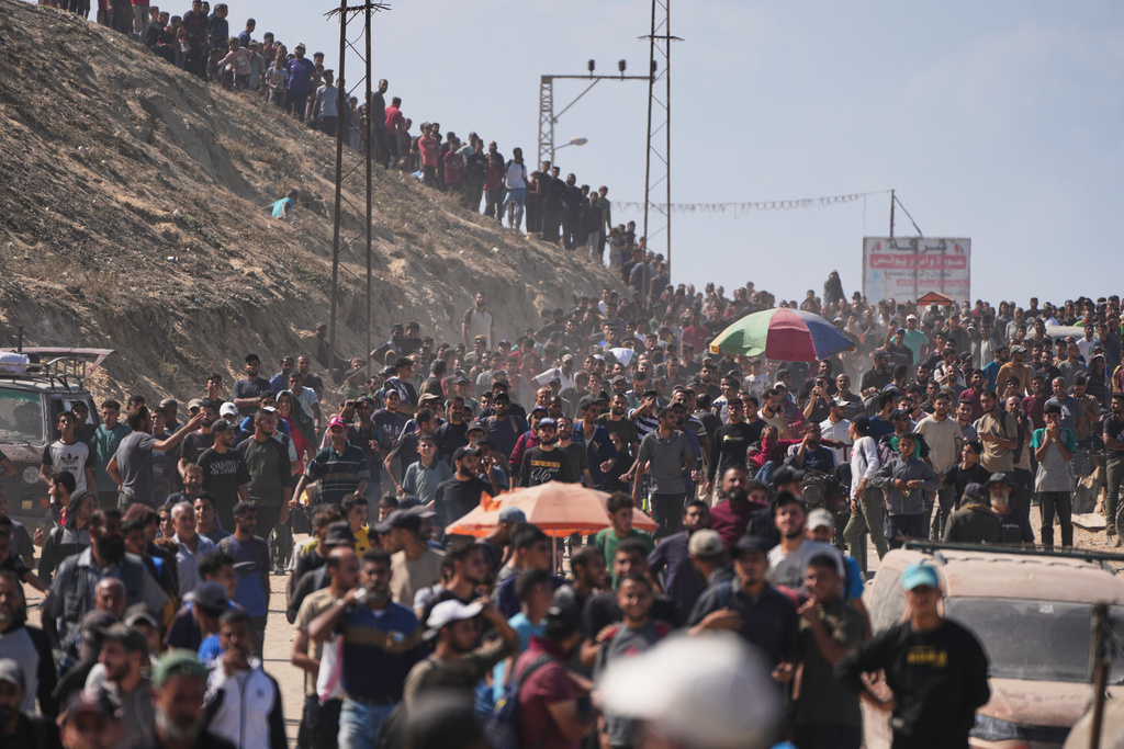 Displaced Palestinians walk along the coastal road near Wadi Gaza in the central Gaza Strip, moving toward northern Gaza, Friday, Oct. 10, 2025, after Israel and Hamas have agreed to a pause in their war and the release of the remaining hostages. (AP Photo/Abdel Kareem Hana)