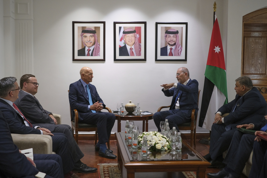 Jordan's Foreign Minister Ayman Safadi, center right, meets with U.S. Ambassador to Turkey and Special Envoy to Syria Tom Barrack, center left, in Amman, Jordan, Tuesday, Aug. 12, 2025. (AP Photo/Delara Shakib)