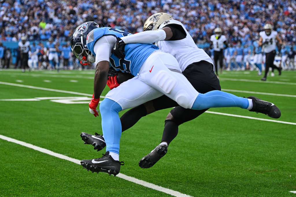Tennessee Titans tight end Chig Okonkwo breaks away from New Orleans Saints cornerback Kool-Aid McKinstry on a touchdown reception in the first half of an NFL football game, Sunday, Dec. 28, 2025, in Nashville, Tenn. (AP Photo/John Amis)