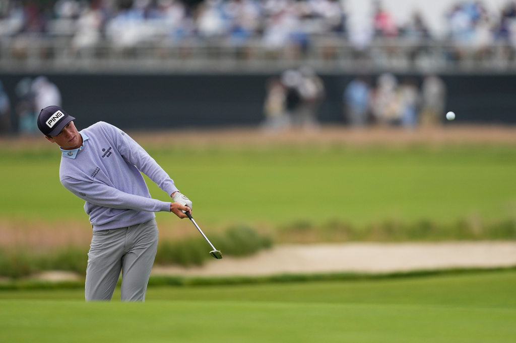 Mason Howell chips to the green on the fourth hole during the first round of the U.S. Open golf tournament at Shinnecock Hills Golf Club in Southampton, N.Y., Thursday, June 18, 2026.(AP Photo/David J. Phillip)