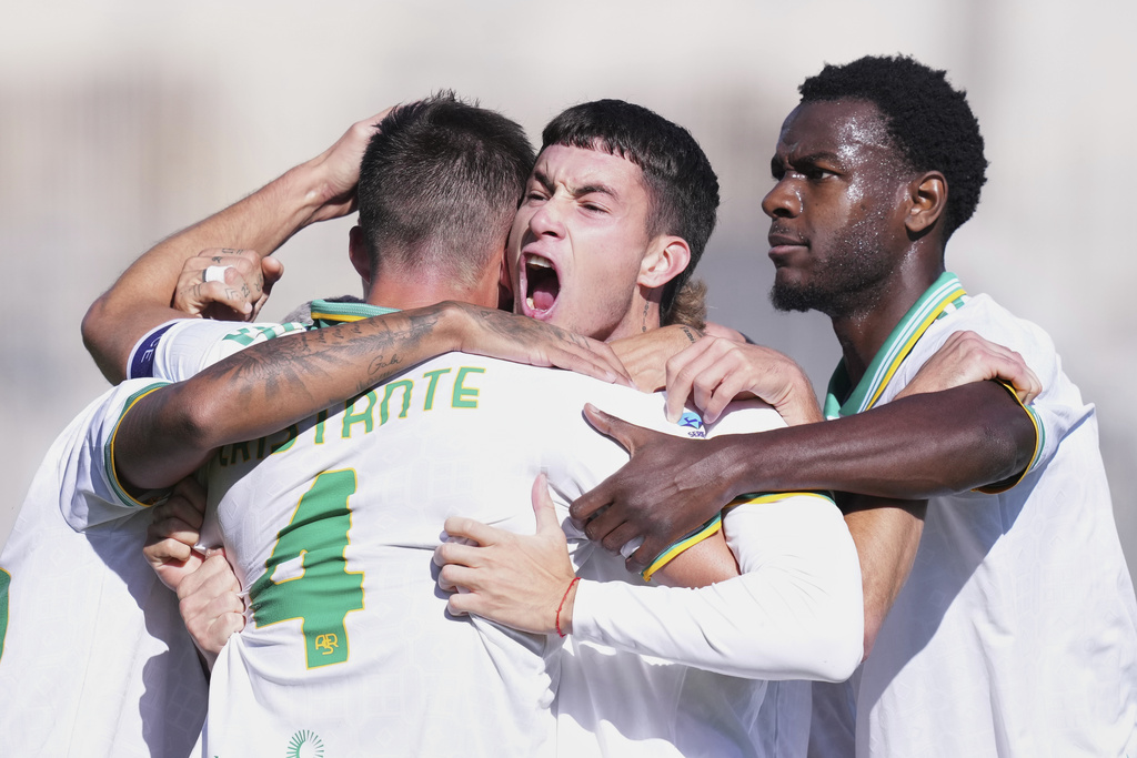Roma's Bryan Cristante, back to camera, celebrates with teammates after scoring their side's second goal during a Serie A soccer match between Fiorentina and Roma at the Artemio Franchi stadium in Florence, Italy, Sunday, Oct. 5, 2025. (Alfredo Falcone/LaPresse via AP)