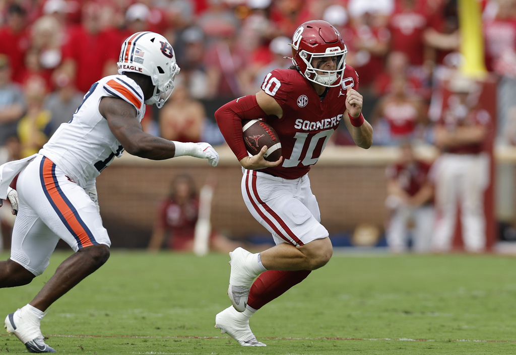 Oklahoma quarterback John Mateer (10) runs the ball for a first down against Auburn during the first half of an NCAA college football game Saturday, Sept. 20, 2025, in Norman, Okla. (AP Photo/Alonzo Adams)