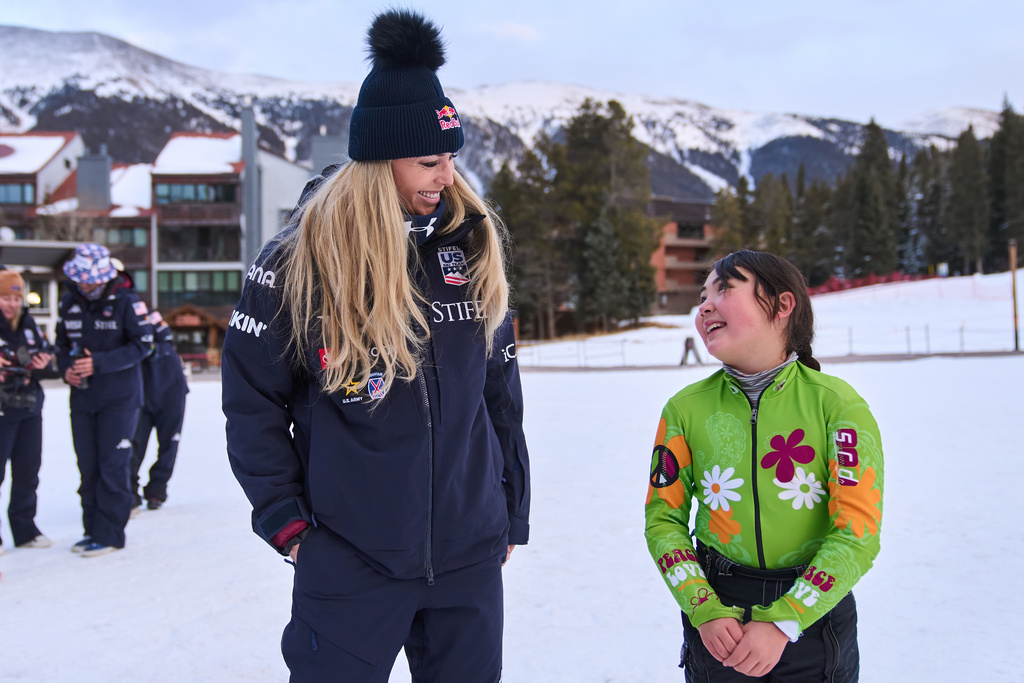 Skier Lindsey Vonn chats with fan Lauren Krip, 9, of Puerto Rico, after members of the U.S. Women's Ski Team took a team photo after practice at Copper Mountain, Colo., Nov. 19, 2025. (AP Photo/Jacquelyn Martin)